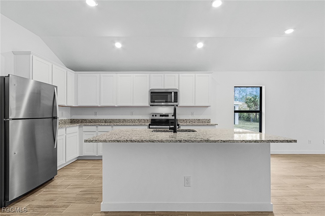 3 Bed SingleFamilyResidence for Sale in Mirror Lakes, photo 7