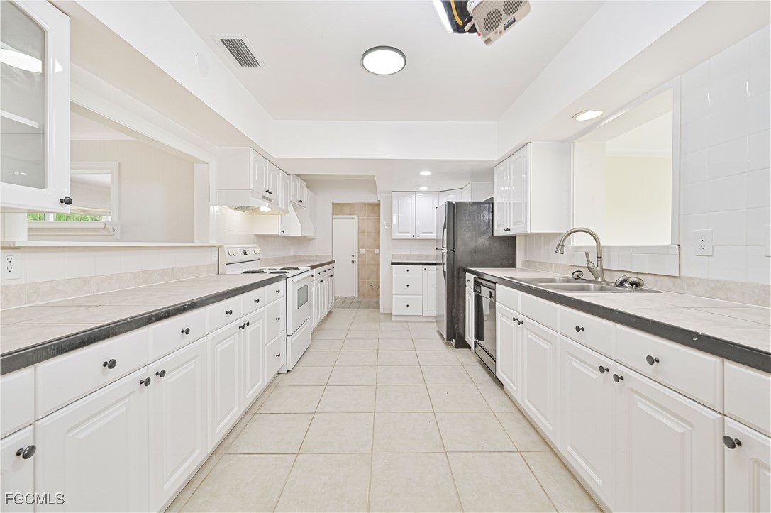 3 Bed SingleFamilyResidence for Sale in Lehigh Acres, photo 7