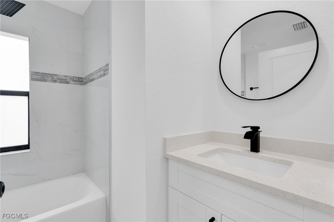 3 Bed SingleFamilyResidence for Sale in Lehigh Acres, photo 7