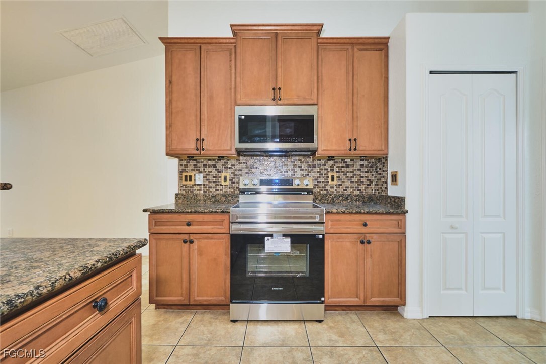 4 Bed SingleFamilyResidence for Sale in Cape Coral, photo 7