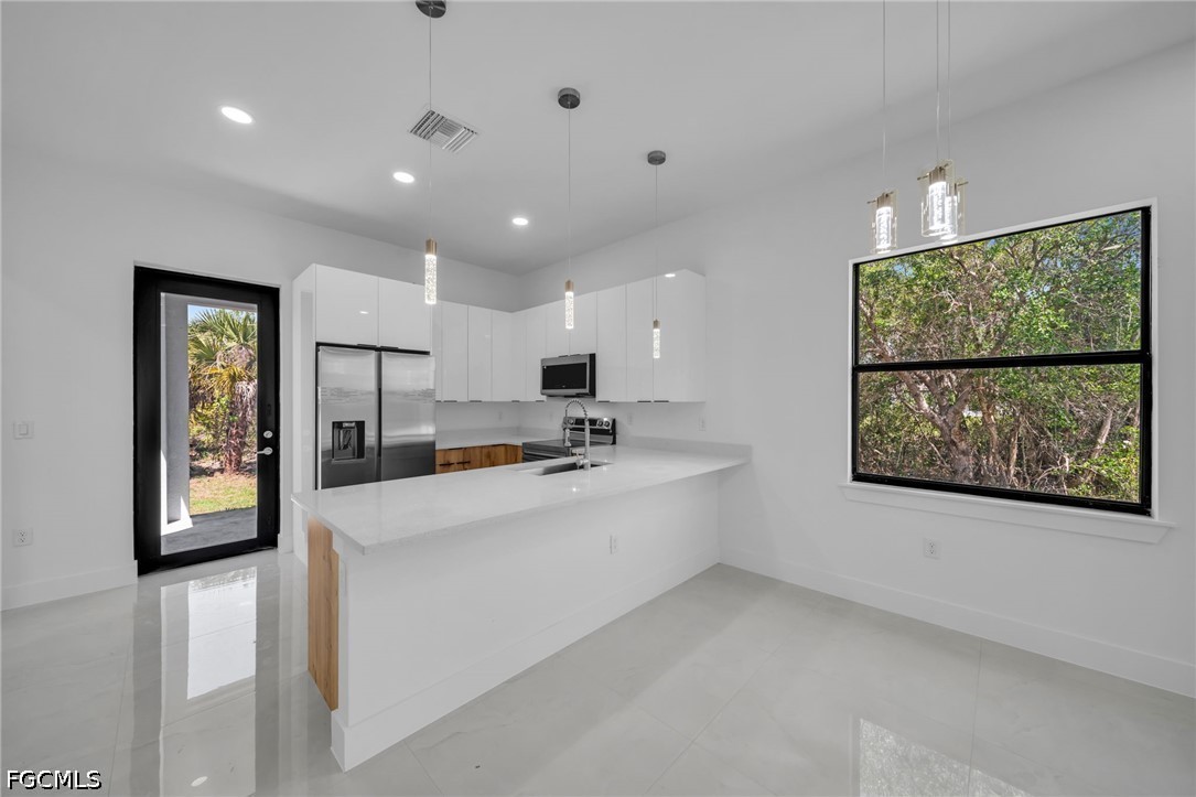 3 Bed SingleFamilyResidence for Sale in Lehigh Acres, photo 7