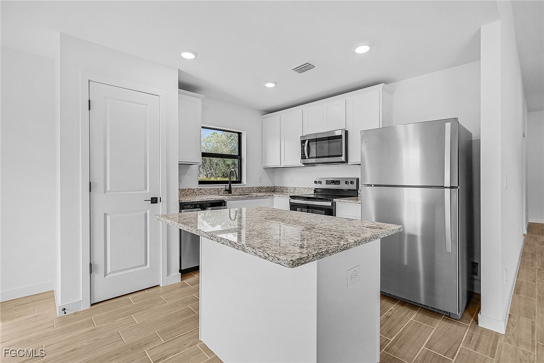 3 Bed SingleFamilyResidence for Sale in Mirror Lakes, photo 7