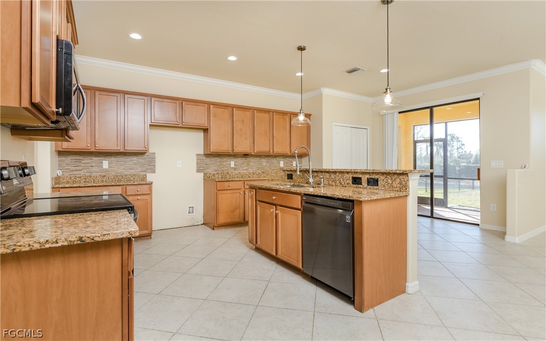 6 Bed Waterfront Home for Sale in Fort Myers, FL, $429,000 — photo 7