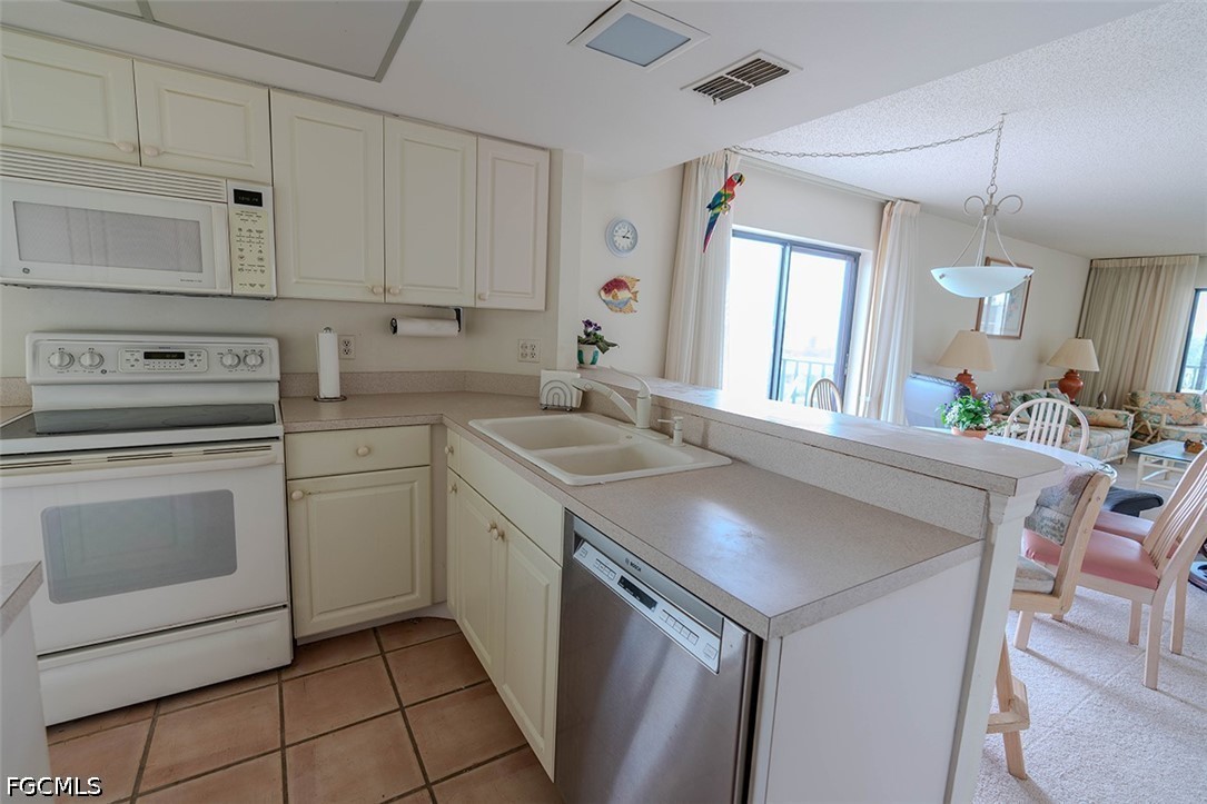 2 Bed Condominium for Sale in Fort Myers Beach, FL, $299,000 — photo 7