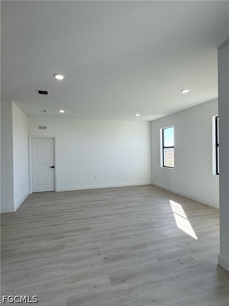 3 Bed SingleFamilyResidence for Sale in Lehigh Acres, photo 7