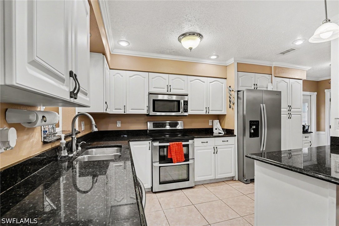 3 Bed SingleFamilyResidence for Sale in Fort Myers, photo 7