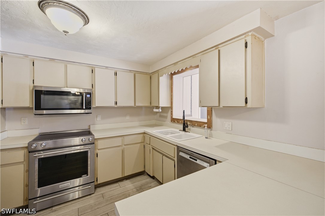 3 Bed Pool Home for Sale in Fort Myers Villas, photo 7
