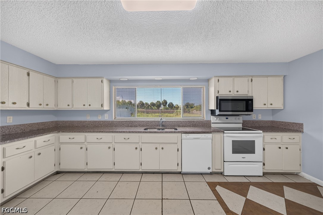 2 Bed Waterfront Home for Sale in Cape Coral, photo 7