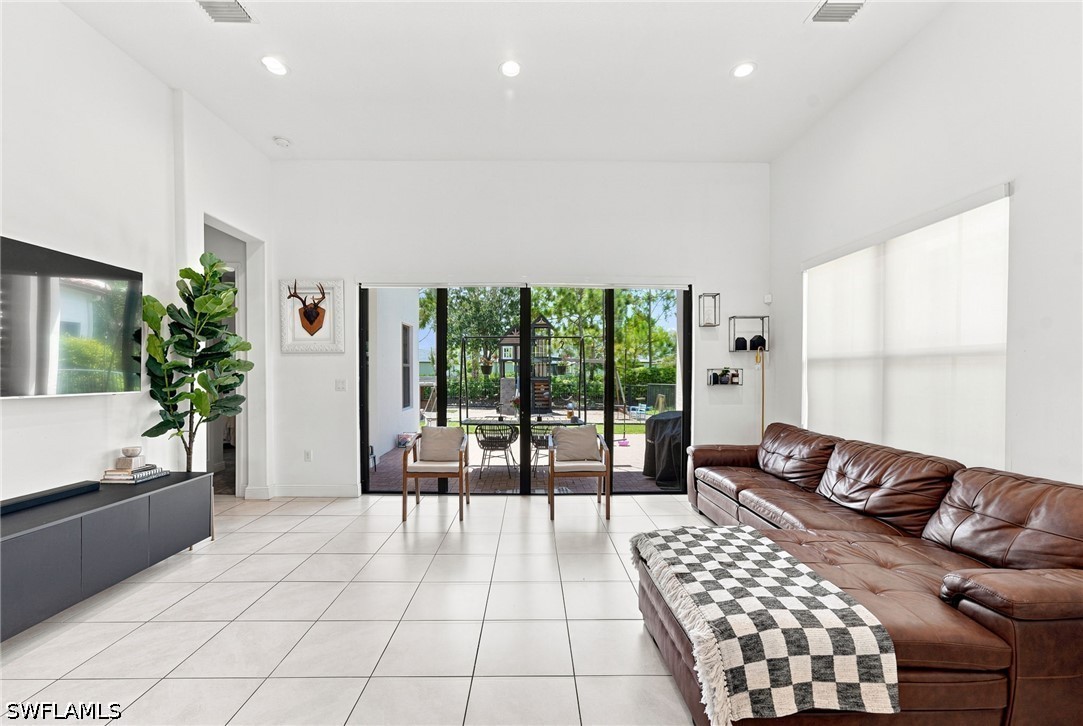 3 Bed SingleFamilyResidence for Sale in Maple Ridge, FL — photo 7