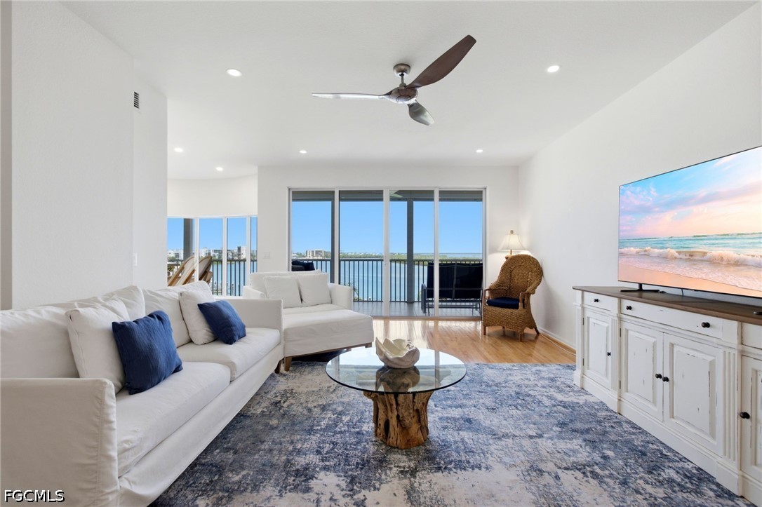 3 Bed Waterfront Home for Sale in Waterside At Bay Beach, photo 7