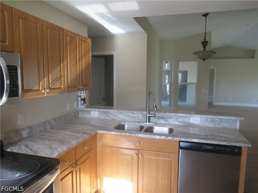 3 Bed SingleFamilyResidence for Sale in Cape Coral, photo 7