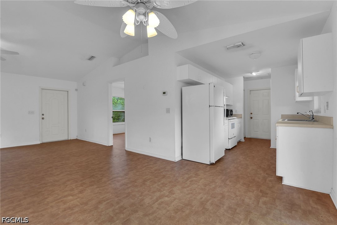 2 Bed SingleFamilyResidence for Sale in Lehigh Acres, photo 7
