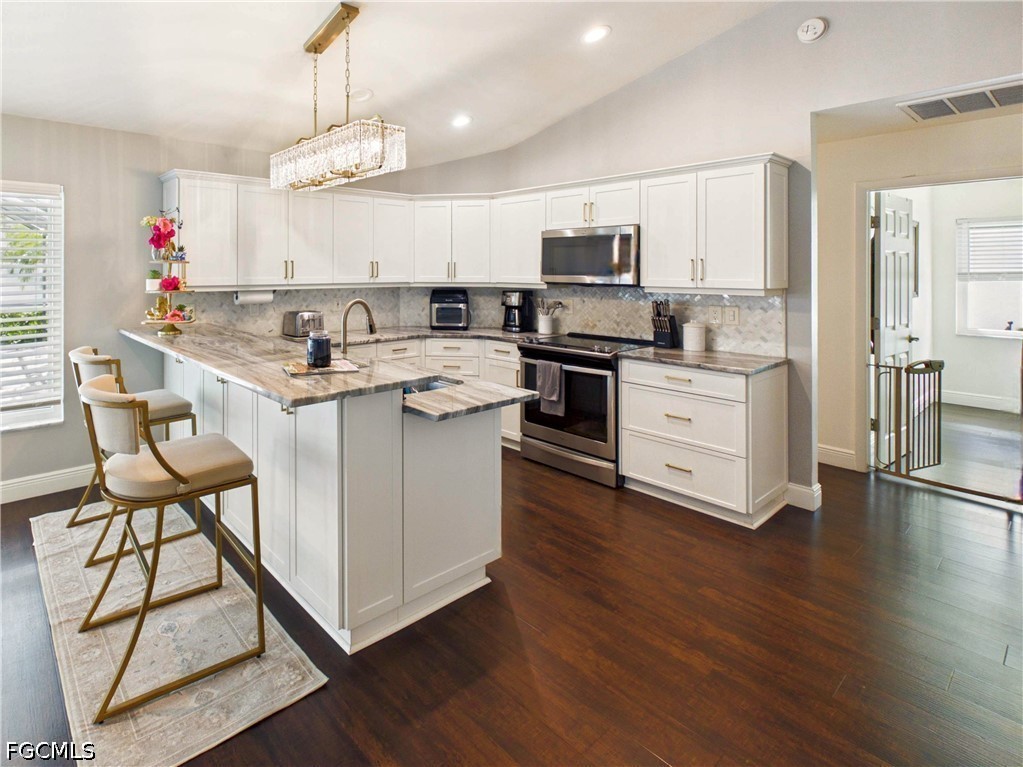 3 Bed Pool Home for Sale in Pinewood Lakes, photo 7