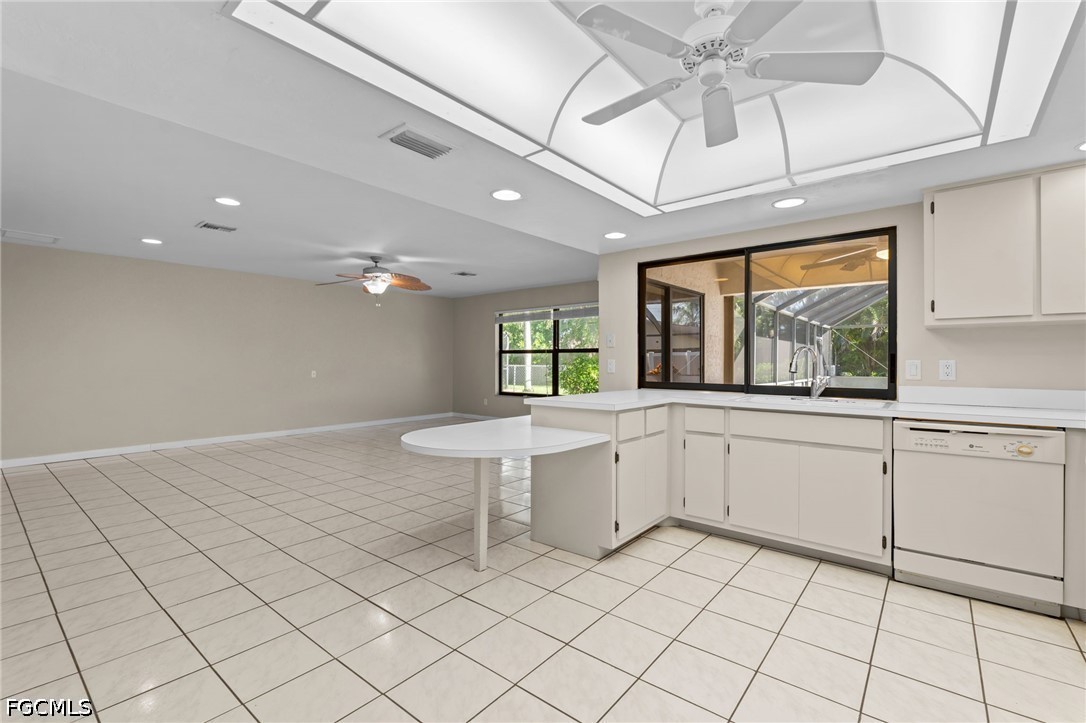 3 Bed Pool Home for Sale in Cape Coral, photo 7