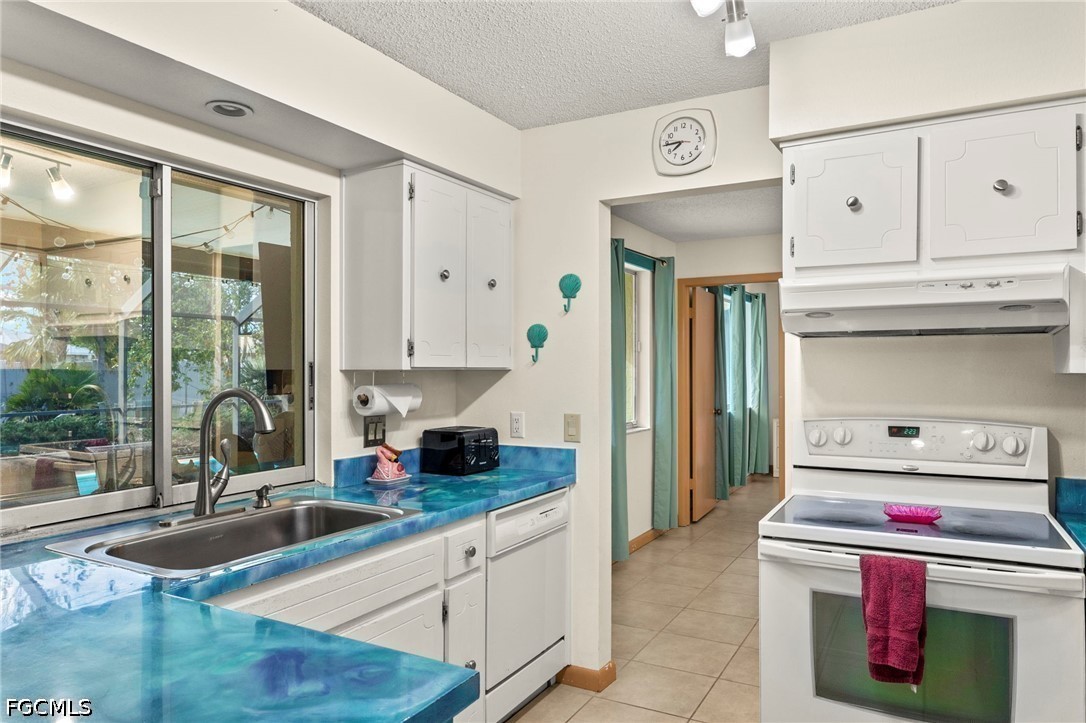 3 Bed Pool Home for Sale in Cape Coral, photo 7