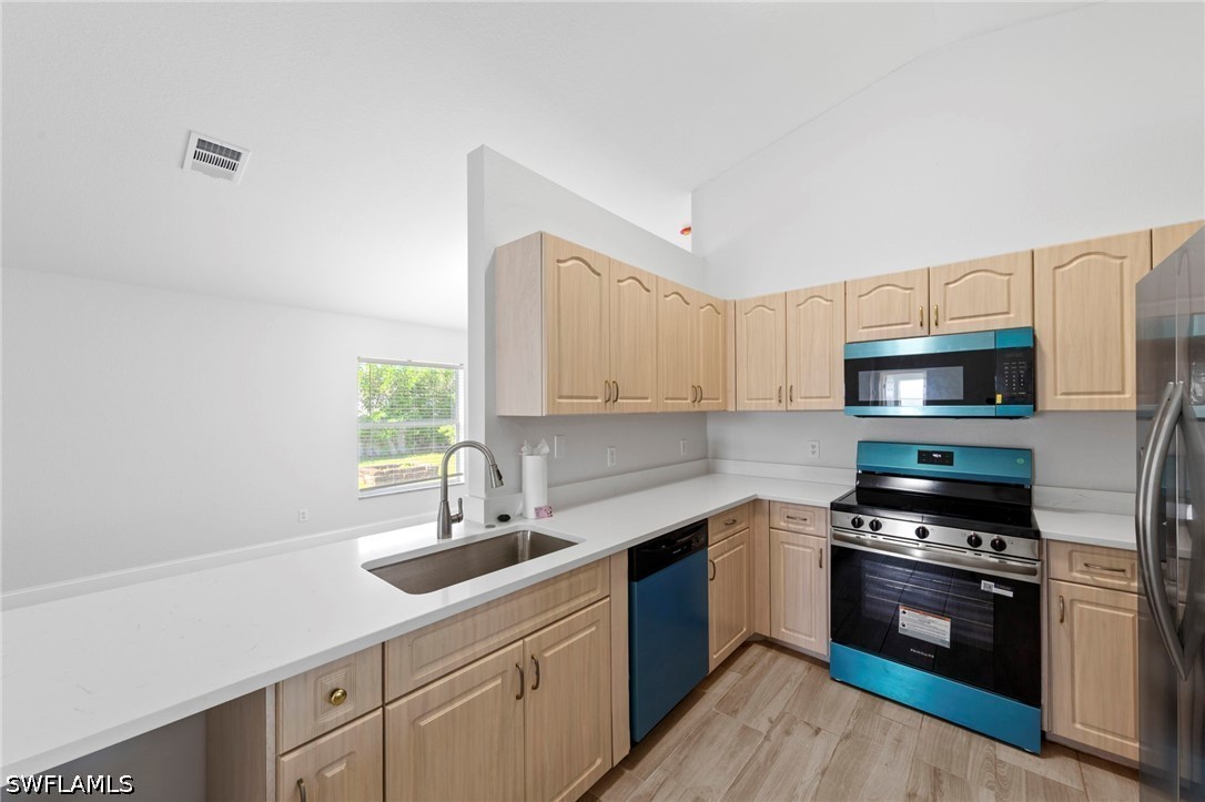 3 Bed SingleFamilyResidence for Sale in Cape Coral, photo 7