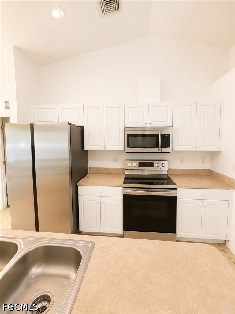 3 Bed SingleFamilyResidence for Sale in Cape Coral, photo 7