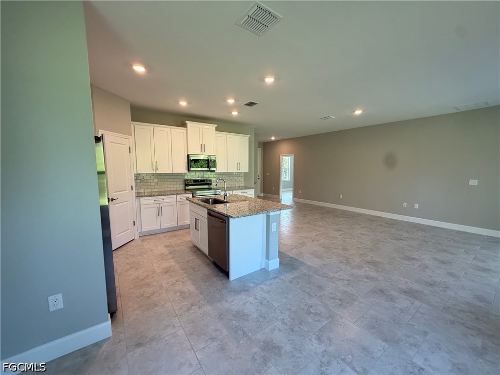 3 Bed SingleFamilyResidence for Sale in Lehigh Acres, photo 7