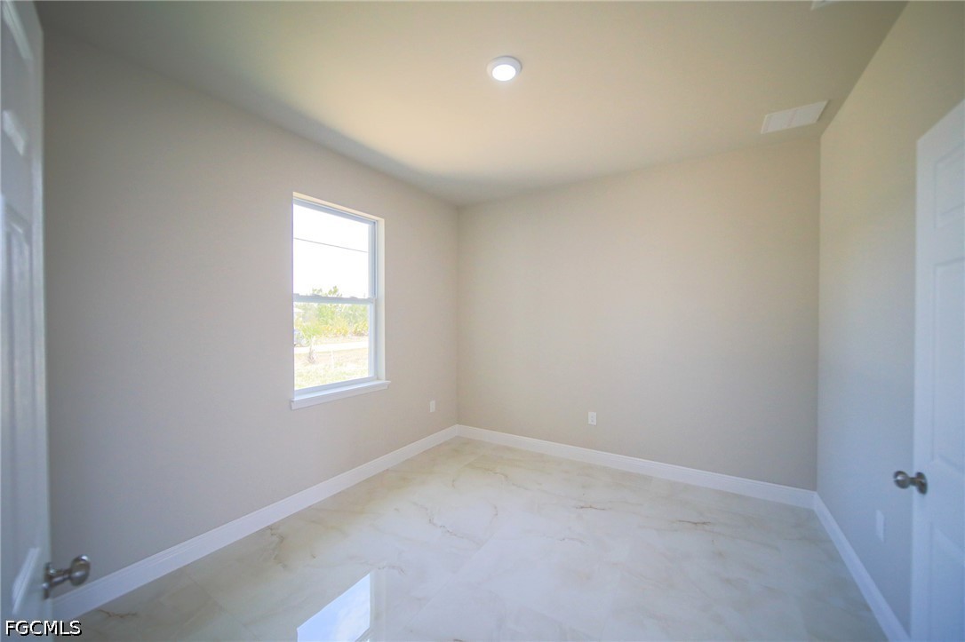 3 Bed SingleFamilyResidence for Sale in Lehigh Acres, photo 7