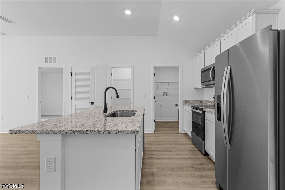 3 Bed SingleFamilyResidence for Sale in Mirror Lakes, photo 7
