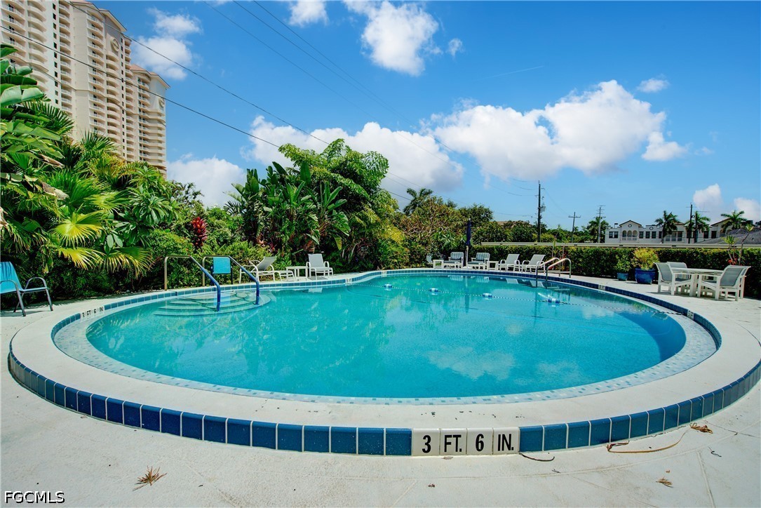 1 Bed Waterfront Home for Sale in Fort Myers, photo 7
