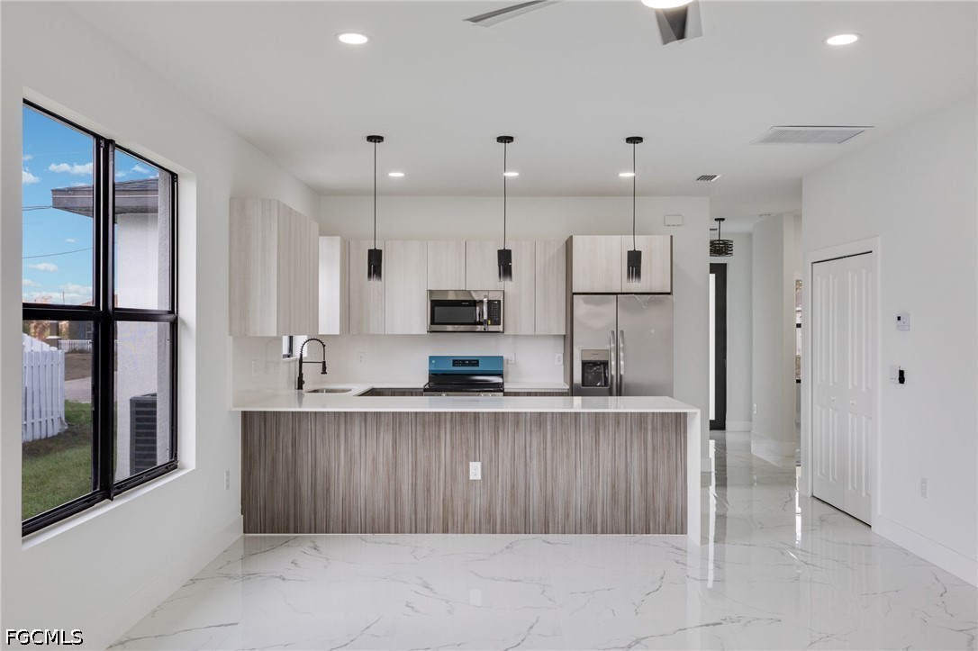 3 Bed SingleFamilyResidence for Sale in Lehigh Acres, photo 7