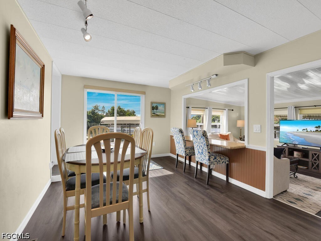 2 Bed Waterfront Home for Sale in Fort Myers, photo 7