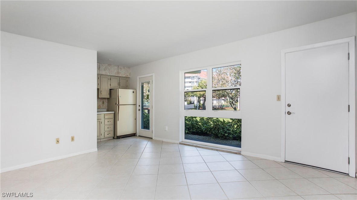 2 Bed Condominium for Sale in Seabreeze Apts, FL, $220,000 — photo 8