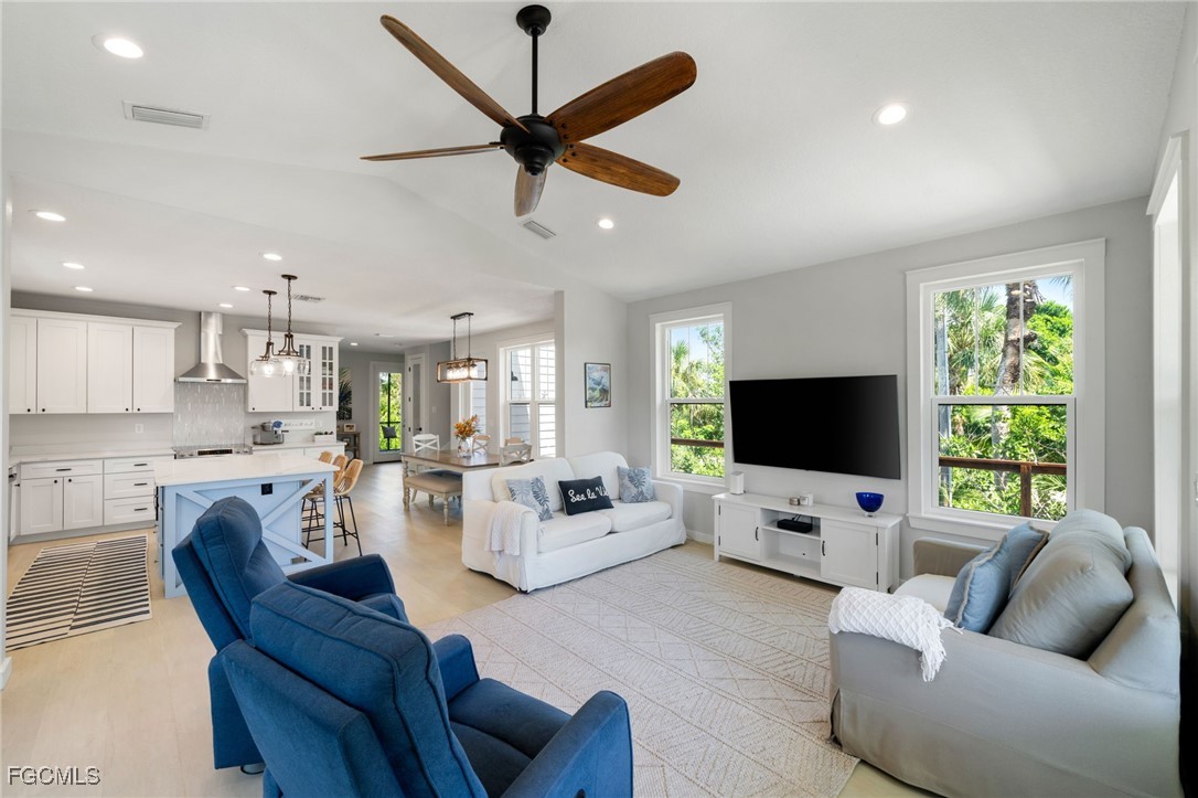 4 Bed SingleFamilyResidence for Sale in Los Colony, FL — photo 8