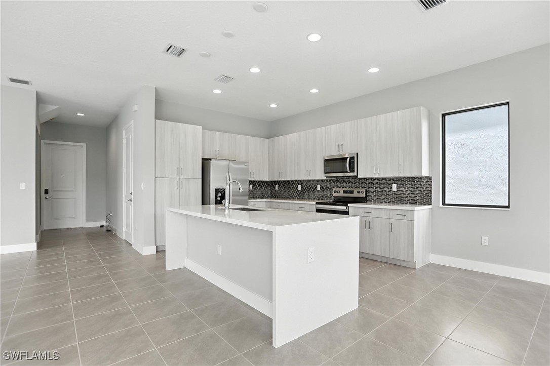 3 Bed SingleFamilyResidence for Sale in Silverwood, FL — photo 8