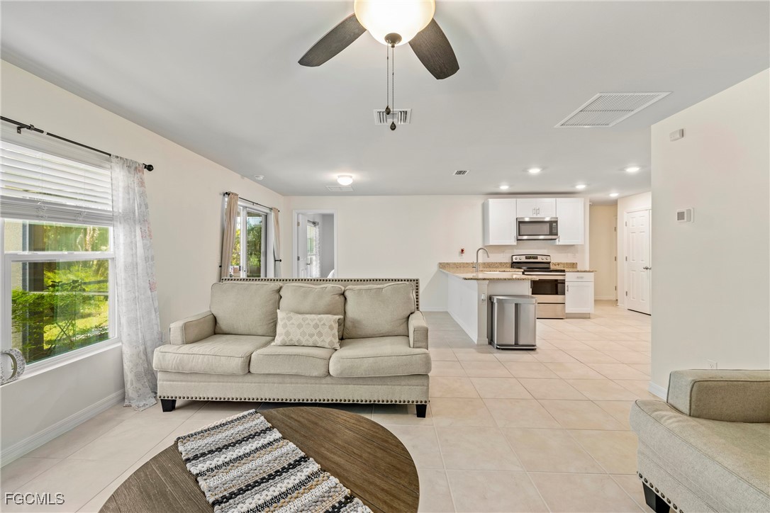3 Bed SingleFamilyResidence for Sale in Rio Villa Lakes, FL — photo 8