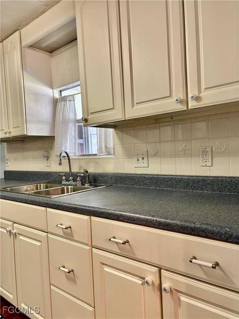 2 Bed ManufacturedHome for Sale in North Fort Myers, FL — photo 8