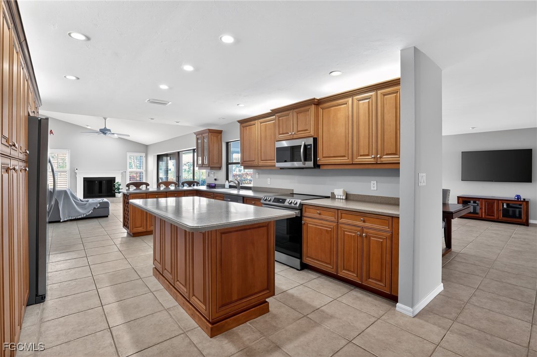 3 Bed Pool Home for Sale in Spanish Wells, photo 8