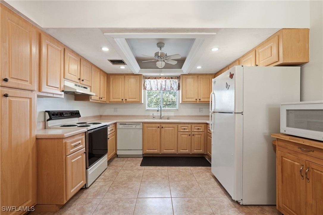 2 Bed Condominium for Sale in Montego Manor, FL, $199,000 — photo 8