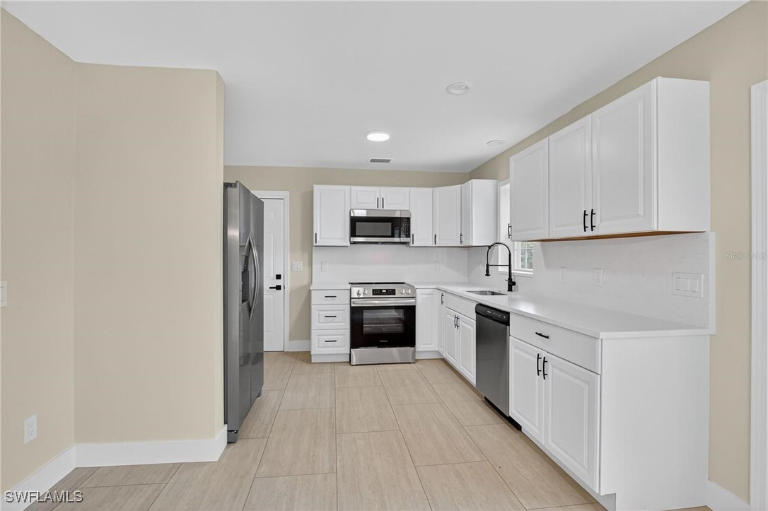 3 Bed SingleFamilyResidence for Sale in Lehigh Acres, photo 8