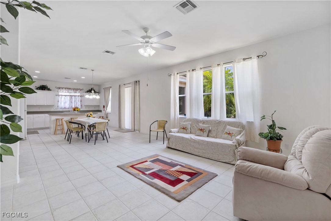 2 Bed SingleFamilyResidence for Sale in Town Lakes, photo 8