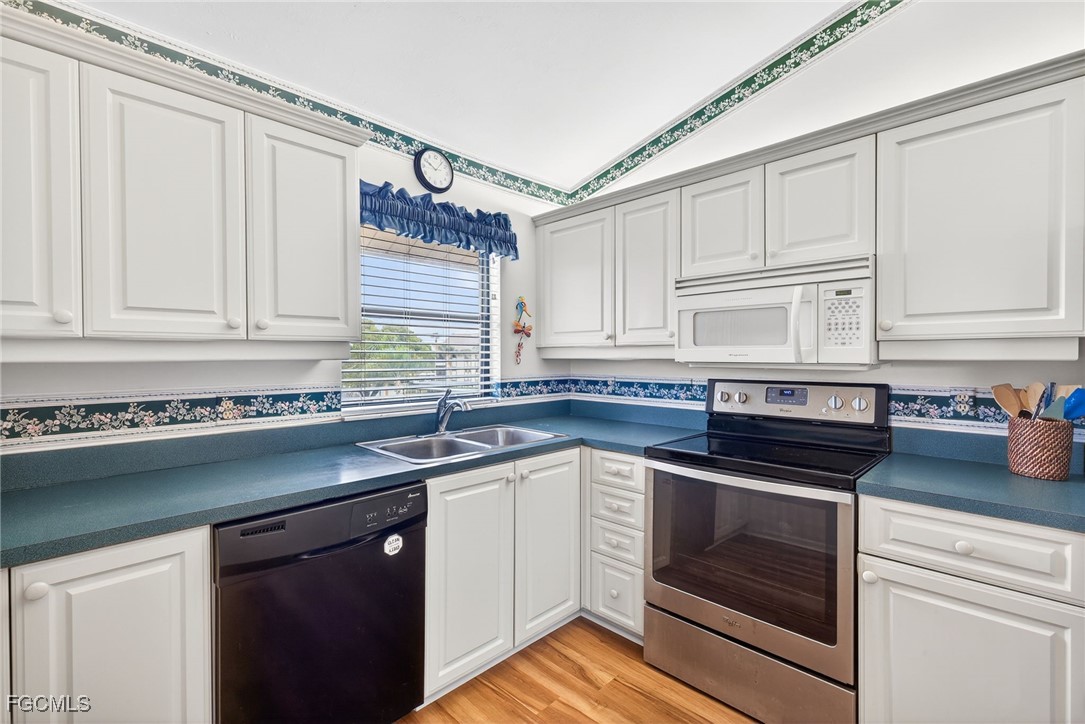 2 Bed Condominium for Sale in Fort Myers, FL, $150,000 — photo 8