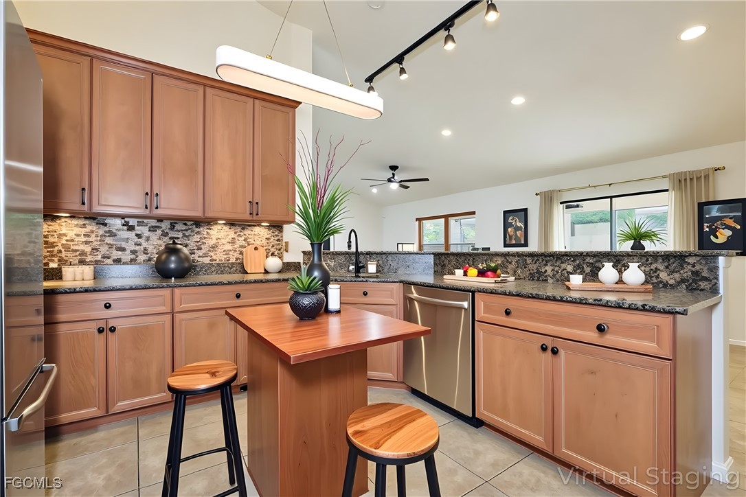 4 Bed SingleFamilyResidence for Sale in Cape Coral, photo 8