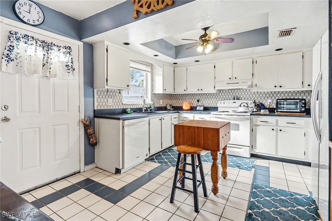 2 Bed Condominium for Sale in Naples, FL, $197,000 — photo 8