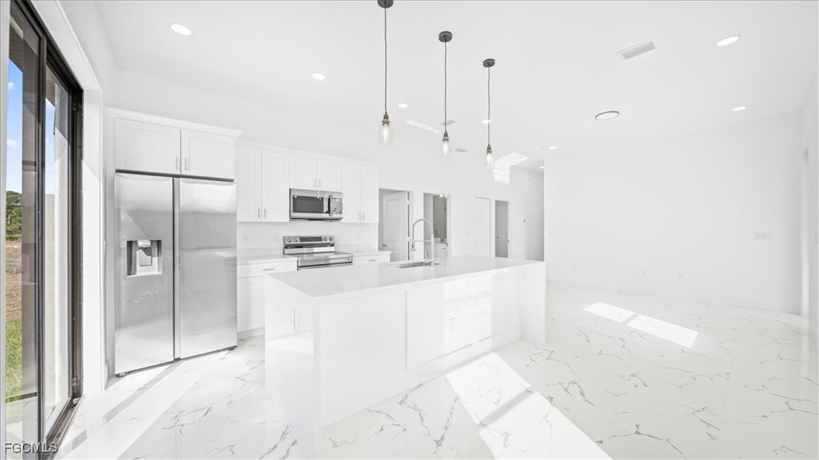 3 Bed SingleFamilyResidence for Sale in Lehigh Acres, photo 8