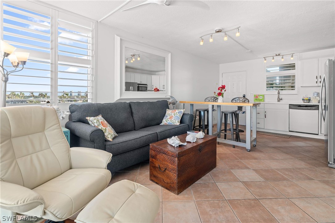 1 Bed Waterfront Home for Sale in Beach And Tennis Club, photo 8