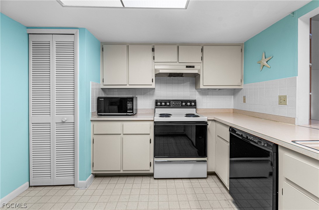 3 Bed SingleFamilyResidence for Sale in Lehigh Acres, photo 8