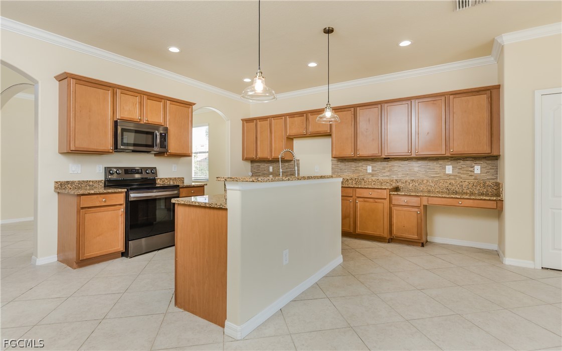6 Bed Waterfront Home for Sale in Fort Myers, FL, $429,000 — photo 8
