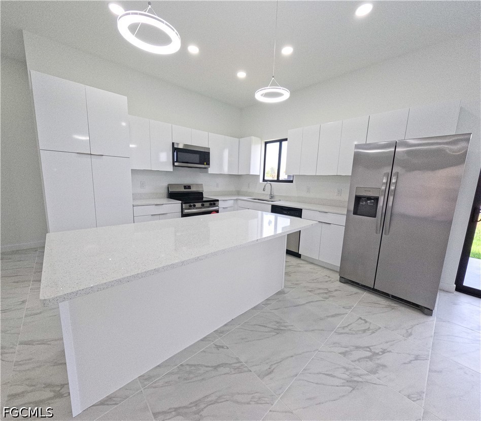 3 Bed SingleFamilyResidence for Sale in Cape Coral, photo 8