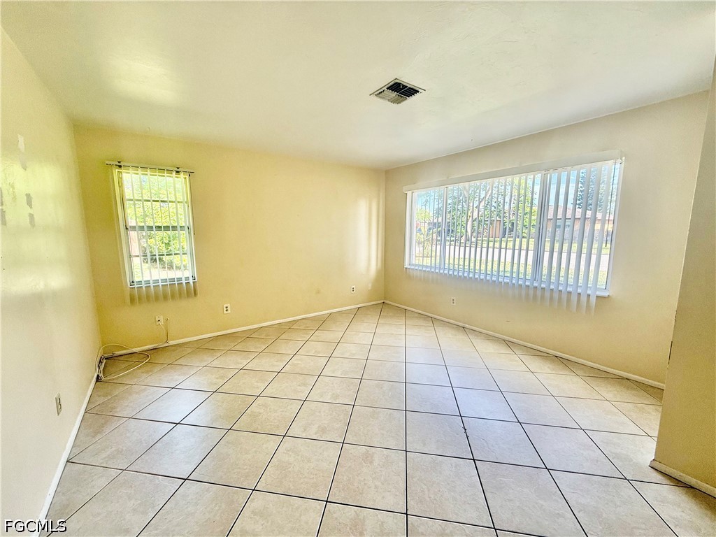 3 Bed SingleFamilyResidence for Sale in Lehigh Acres, photo 8