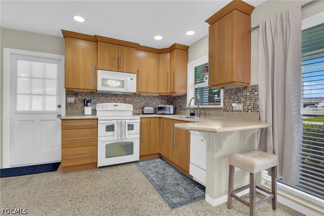 2 Bed SingleFamilyResidence for Sale in Mcgregor Groves, FL — photo 8