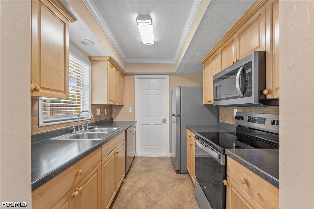 2 Bed SingleFamilyResidence for Sale in North Fort Myers, photo 8