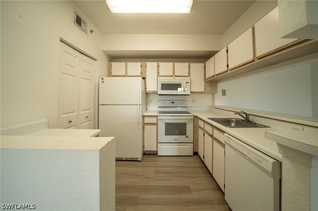 2 Bed Waterfront Home for Sale in Fort Myers, photo 8