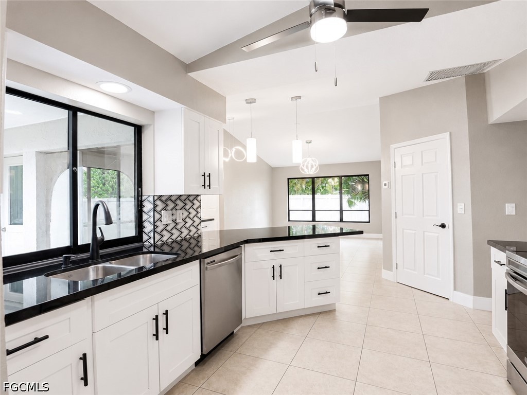 3 Bed SingleFamilyResidence for Sale in Cape Coral, photo 8