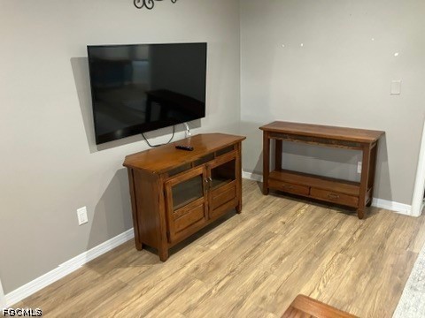 2 Bed Attached for Sale in Myerlee Circle Condo, FL, $1,900 — photo 8